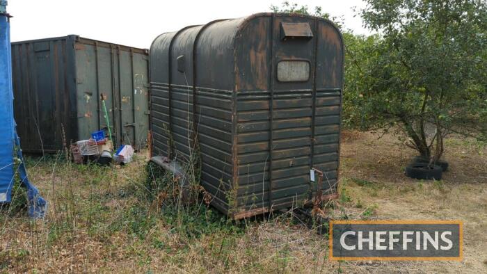 Tandem axle horse box