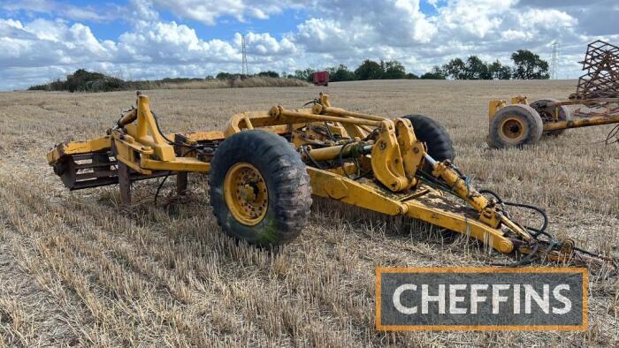 Trailed subsoiler with crumbler roller