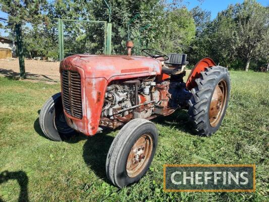 MASSEY FERGUSON 35 TRACTOR The vendor reports, that this tractor has a perfectly running engine and straight tinwork