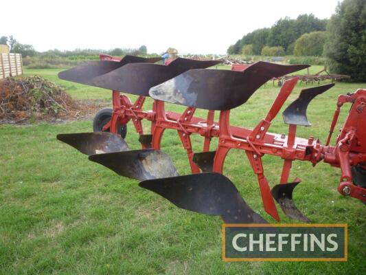 International Harvester 1-37 3furrow reversible plough