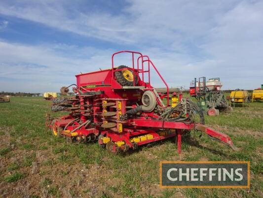 Vaderstad Rapid A400S trailed hydraulic folding drill, fitted with following tines, pre-emergence and bout markers Serial No. D260H Year: P Area Covered: c.4,500ha