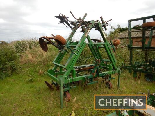 Cousins 6row folding disc ridger, fitted with adjustable front depth wheels, springtines and adjustable rear disc covers, machine comes with top weeder fingers and assorted spare tines