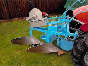 Ransomes TS 54D 2furrow match plough c/w liftable front furrow, marker wheel, adjustable land wheel, quick toplink, 3no. 56lb weights tool rack and tool box. Stated to have good steel and benefited from a recent respray