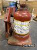 Car Jack t/w hydraulic car jack UNRESERVED LOT - 5