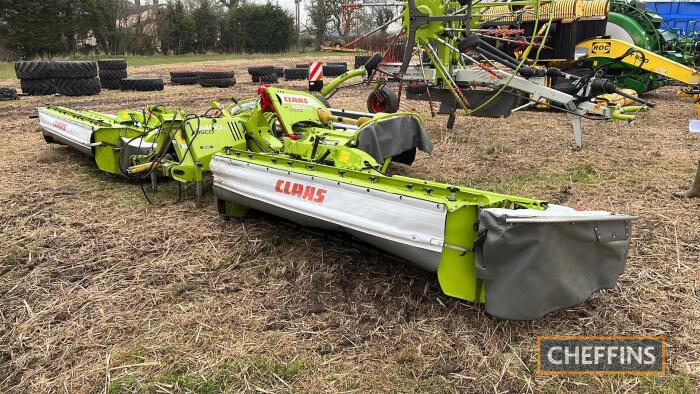 2019 Claas 9400 Disco Duo hydraulic folding rear mounted mower conditioner with 2019 Claas 3200FC Disco mower conditioner with reverse drive hydraulic end flaps and extra rear skids. Can be used as a conventional triple mower set Rear serial No. 6601112