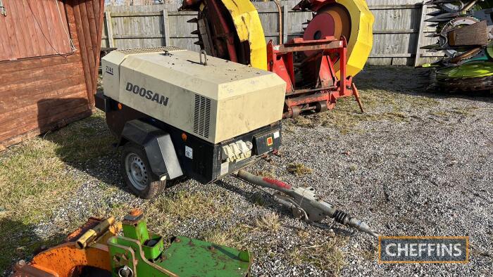 2015 Doosan 7/41 single axle towable 2tool compressor. Requires attention Serial No. UN5741FXXFY433552 Hours: 800