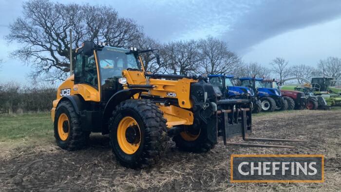 2021 JCB 420S 50kph 4wd PIVOT STEER TELESCOPIC LOADER Fitted with Qfit headstock, pallet tines, Contactor Spec, puh Reg. No. YX21 XBN Serial No. JCB4AYBUPM2742748 Hours: 876 FDR: 06/08/2021 Warranty: Until 23/08/2024 or 2,000 Hrs INCLUDED BY KIND P