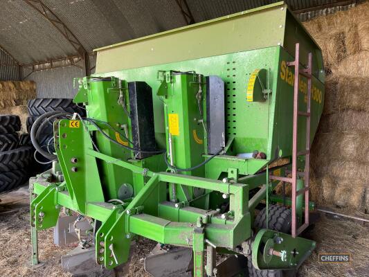 Standen H300 3 row potato planter, manual spacing, seed miss indicator, hydraulic depth control, rear bed forming hood, stainless steel openers and soil retaining panels, Hopper extension and road lights. Serial no BB3 457, Year 2002. Location Soham Nr El