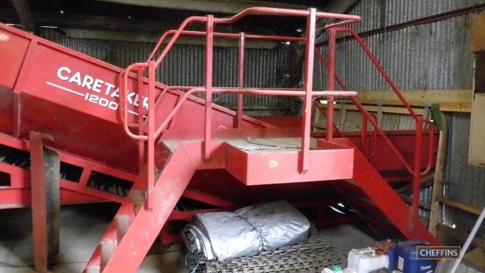 Tong Caretaker 1200 grader system c/w intake hopper, 6 rows of 6 finger stars with 900mm wide soil conveyor underneath. 4ft wide sizing screen fitted with 30mm metal screen, 900mm wide reject conveyor underneath, transferring to 4 person picking table wit