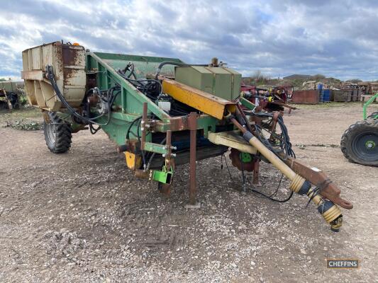 Jones straw remover trailed single axle straw remover, hydraulic driven intake discs, pick up web, cross conveyor and spinner discs. 12.5-20 wheels and tyres with hydraulic adjustable lift height. Serial No JE-SR-2015, Year 2002. Location Chatteris, Camb