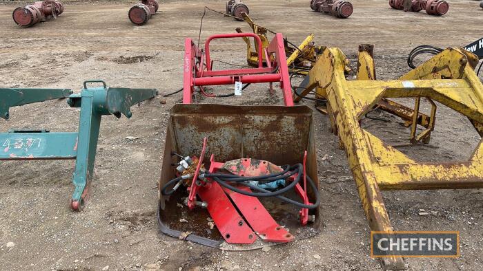 Loader to fit MF 165 c/w bucket, brackets & rams