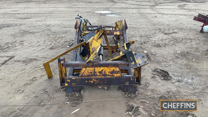 Grays Lynk-On 20 Loader fitted with headstock, spool leavers, brackets off 4cyl. International tractor