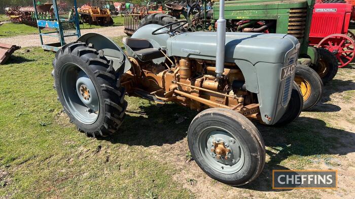 FERGUSON FE-35 4cylinder diesel TRACTOR A well presented example