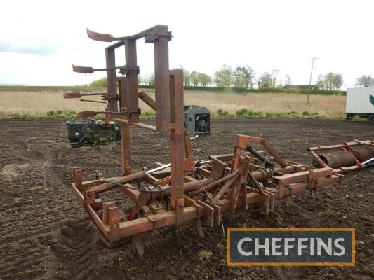 Mounted hydraulic folding pigtail cultivator, one faulty ram