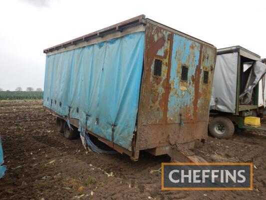 Tandem axle produce trailer (damaged tyre)