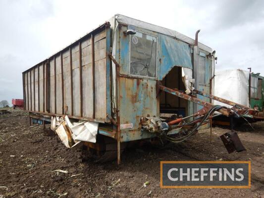 SELF-PROPELLED metal tracked HARVESTING RIG Fitted with manual folding sides