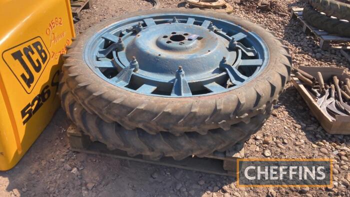 Pr. 6.5-44 row crop wheels and tyres with Fordson Major centres