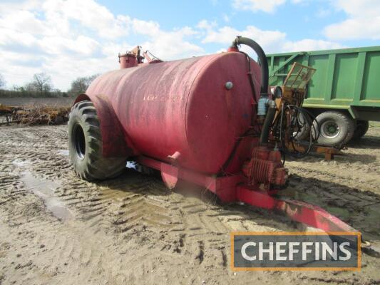 LCP2000 vacuum tanker, single axle on 750/65R25 wheels and tyres