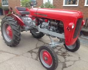 1958 MASSEY FERGUSON 821 2cylinder 2stroke diesel TRACTOR Reg. No. 292 UYM Serial No. N527010 Stated to be in very good conidtion, runs and starts well and fitted with 3 point linkage transport box. HPI checks show a V5C should be available