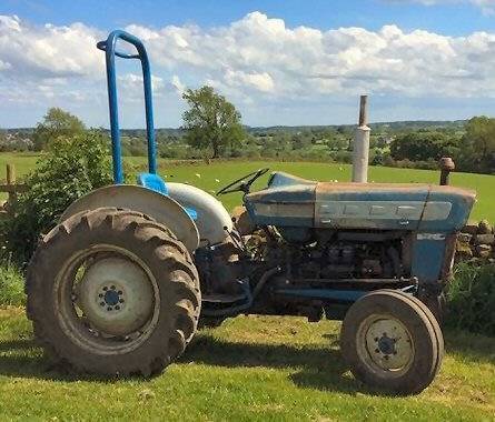 1964 FORD 3000 pre-Force TRACTOR Fitted with a rollbar, the vendor describes this 3000 as being in ex-farm condition