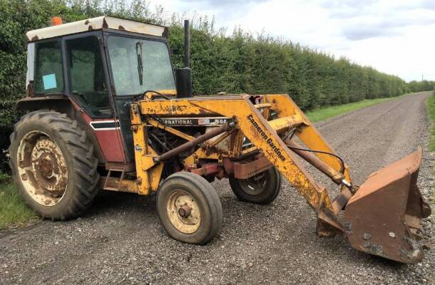 1980 INTERNATIONAL 584 4cylinder diesel TRACTOR Reg. No. EKW 793V Serial No. 3940 Fitted with a Cameron Gardner heavy duty loader, reported to run and drive very well but requires some cosmetic attention. V5 available.