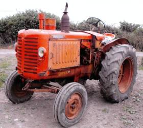 RENAULT R7012 4cylinder diesel TRACTOR Fitted with a Perkins 4cylinder diesel engine, the vendor states that the tractor starts and drives and is an ideal project for a show tractor