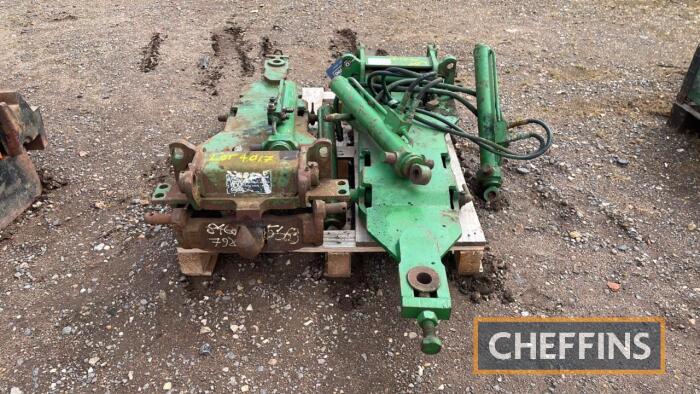 John Deere Pick up Hitch for JD 8000 series UNRESERVED LOT