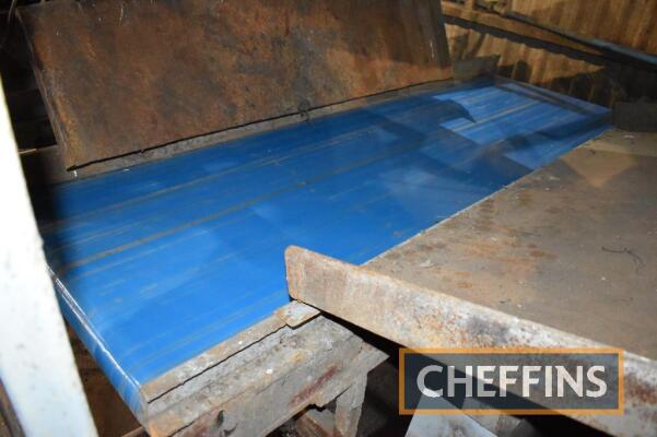 Haith flat belt waste conveyor Circa 8ft 6" long 900mm wide fitted with PVC packhouse belt A load out charge of £125 applies to this lot. Please contact the auctioneers should you require further information