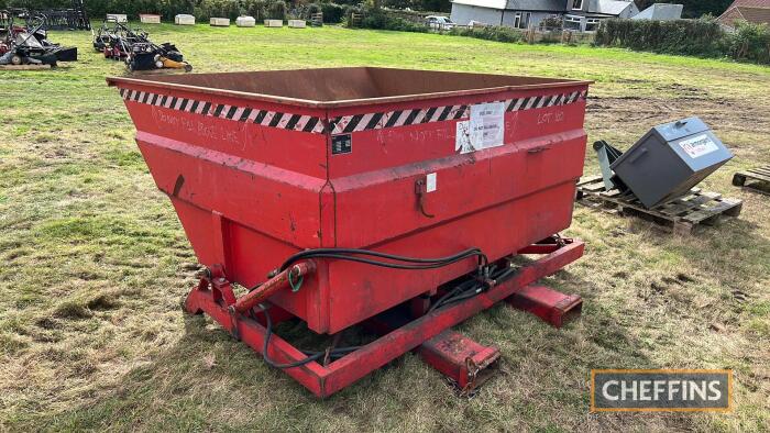 Hydraulic tipping skip