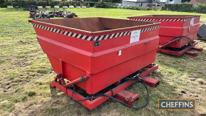 Hydraulic tipping skip