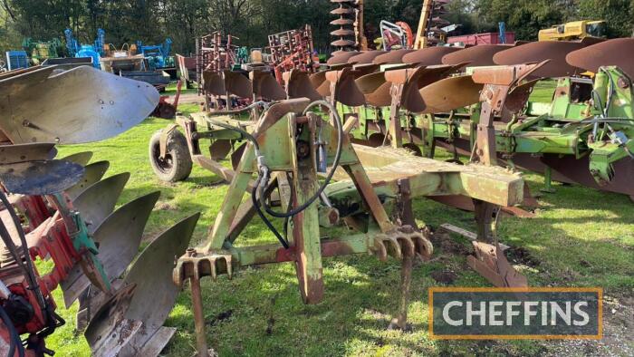 Dowdeswell 7furrow Plough 
<br/>c/w Cat on land off set