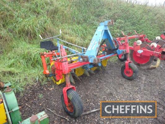 2005 Bartschi Fobro mounted manual steering single bed brush hoe