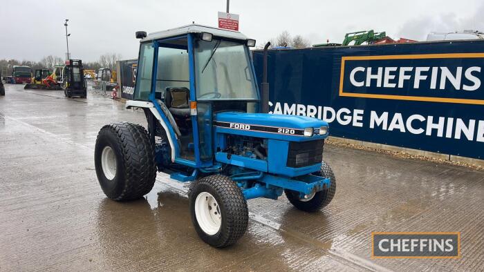 Ford 2120 4wd Tractor on turf tyres