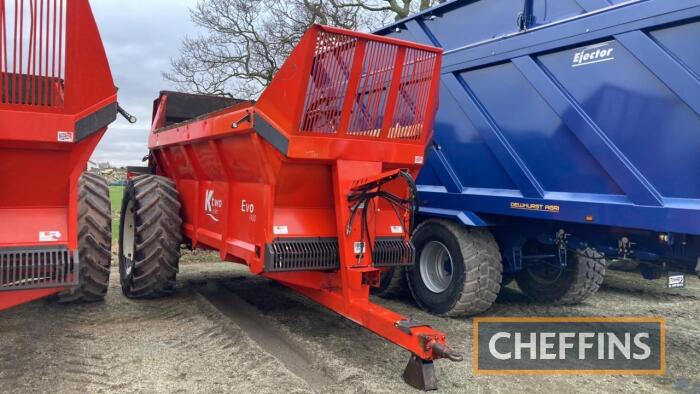 2016 Ktwo Evo 1400 rear discharge single axle muck spreader with wide angle PTO, Heavy duty 1000 speed gearbox on 650/65R42 tyres. Note : Reconditioned beaters in late 2023 Serial No. K2D01616143341