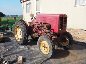 1950 ENERGIC 511-6V Series L single cylinder petrol TRACTORSerial No. 22272This uncommon vineyard example sits on 8.3-24 rear and 5.00-15 front wheels and tyres. Vendor reports that the tractor runs and brakes work and is t/w a plough and spare engine 