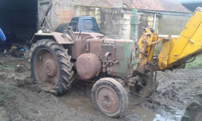 LANZ BULLDOG 2806 single cylinder TRACTORReg. No. IR 6299 (expired)Cracked block but supplied with spare block. Stated to be a barn find from a farm in Suffolk