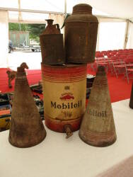 Gargoyle Mobiloil BB 10 gall' dispensing oil drum and matching conical 2.5gall' cans (2) t/w 2 others