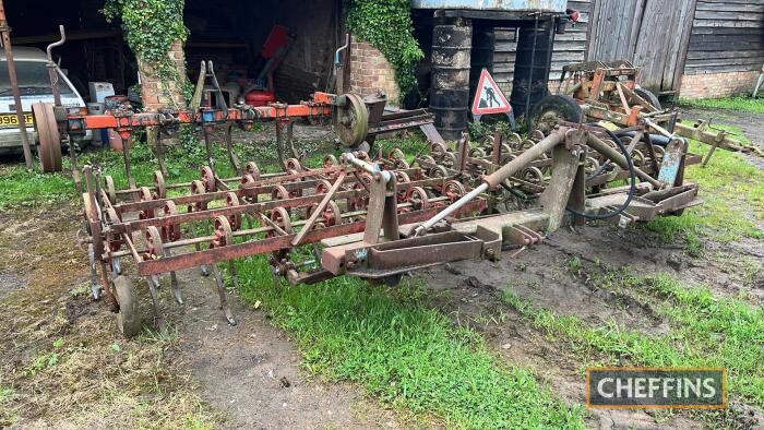 Doe mounted hydraulic folding tool bar 5m, complete with two Markstig springtine cultivators