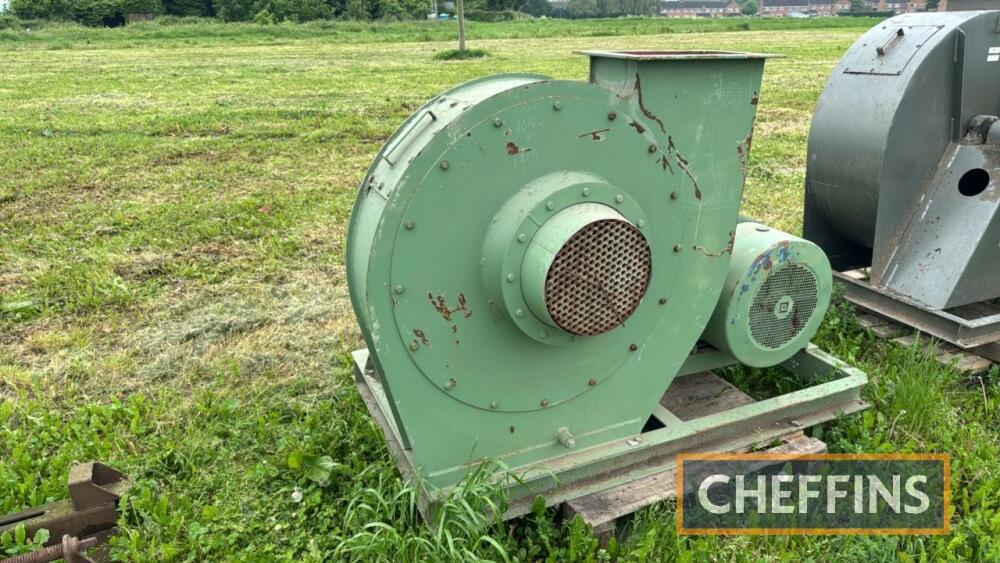 Grain drying fan with electric motor Auction sale of 6no. Doe Triple Ds ...