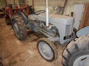 1953 FERGUSON TEF-20 4cylinder diesel TRACTOR Reg. No. 551 XUJ Serial No. TEF311670 A well presented example. Repaired block