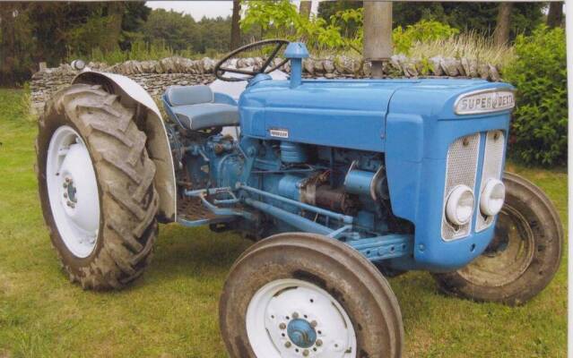 1963 FORDSON Super Dexta 3cylinder diesel TRACTOR Reg. No. 557 GAJ (expired) Serial No. 09C933539 On 6x16 front and 11x28 rear tyres this Super Dexta is described by the vendor as being good in all respects. No documentation but a completed V62 dated 2012