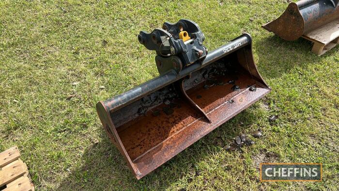 Excavator bucket, 1000mm, 30mm pins t/w Unused Rhinox quick hitch