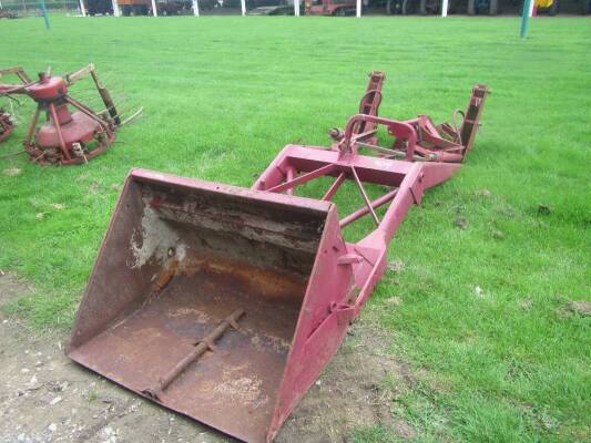 Front loader for International 434 c/w mounting brackets, rams and bucket