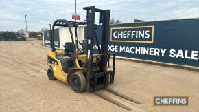 2004 CAT DP25N 2.5ton Diesel Forklift c/w side shift Hours: approx 3000 Ser. No. ET18C-50615