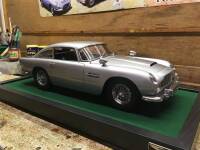 1/8 scale Aston Martin DB5 James Bond 007 car by Eaglemoss. An uncommon model of metal construction and weighing 24lbs approx'. Working lights, horn, radar screen. Engine noise when key is pushed and revs up on accelerator pedal. Rotating number plates, p
