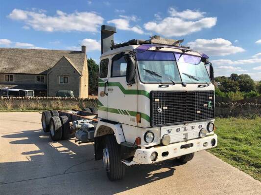 1982 Volvo F89 6x2 Chassis Cab Reg. No. N/A Chassis No. F89466X211025 This Greek import left hand drive Volvo is powered by the straight 6 diesel unit and has a 16 speed manual gearbox. The vendor states that the sleeper cab is in excellent condition for