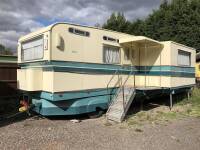 Circa 1970s Sipsons 40ft showmans living caravan fitted with 2 bedrooms, full bathroom, living room with pull out side, twin wheels all round. Stated to be in good condition and to be ready for immediate use.