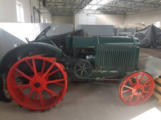 INTERNATIONAL 10-20 4cylinder petrol/paraffin TRACTOR Fitted steel wheels all round with rear spade lugs. A refurbished example