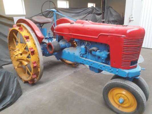 IH McCORMICK FARMALL H 4cylinder petrol/paraffin TRACTOR Fitted with rear linkage, rear steel wheels with spade lugs, road bands and pneumatic front tyres. Finished in an interesting colour configuration