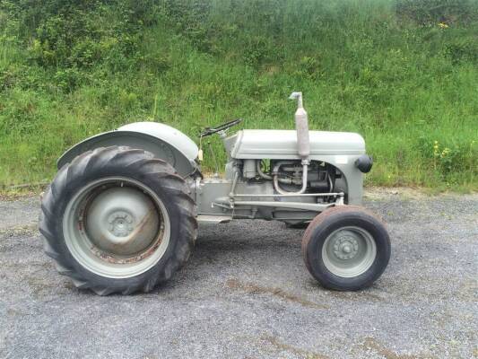 FERGUSON TE-20 4cylinder petrol/paraffin TRACTOR Serial No. TE27578